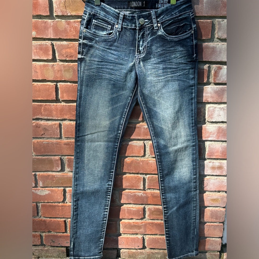 London 1 size one skinny jeans blue low rise nwot